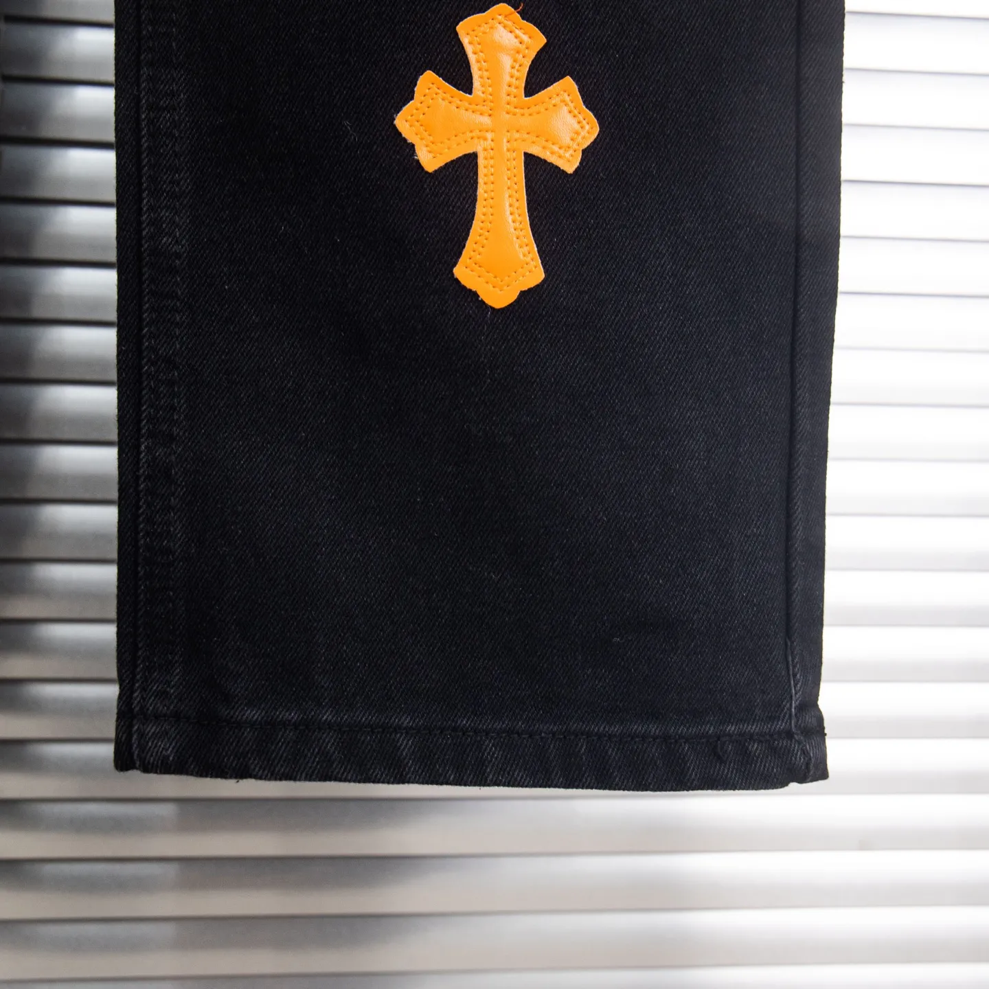 P260 Chrome Hearts Black Pants Sanskrit Yellow and White Patch Leather Jeans CH jeans need to be washed before being dismantled and then hand-stitched with sheepskin cross leather and then spliced ​​together. The whole piece has too many craftsmanship to explain. The patches are decorated with cross patterns and the high-waisted washed jeans! ! Absolutely high-end luxury products, god-level single products and super popular products, made with top heavy industry, a must-see magic weapon. Customized hardware. The fabric is thick and soft after washing. It has good breathability. Customized small leather label. Unique design. The details are simple and elegant, and the workmanship is exquisite. The entire trousers are neatly routed and the details are in place! It’s so cool that both men and women can easily control the genderless trend! Style number: 1874# Color: black Size: 28 30 32 34